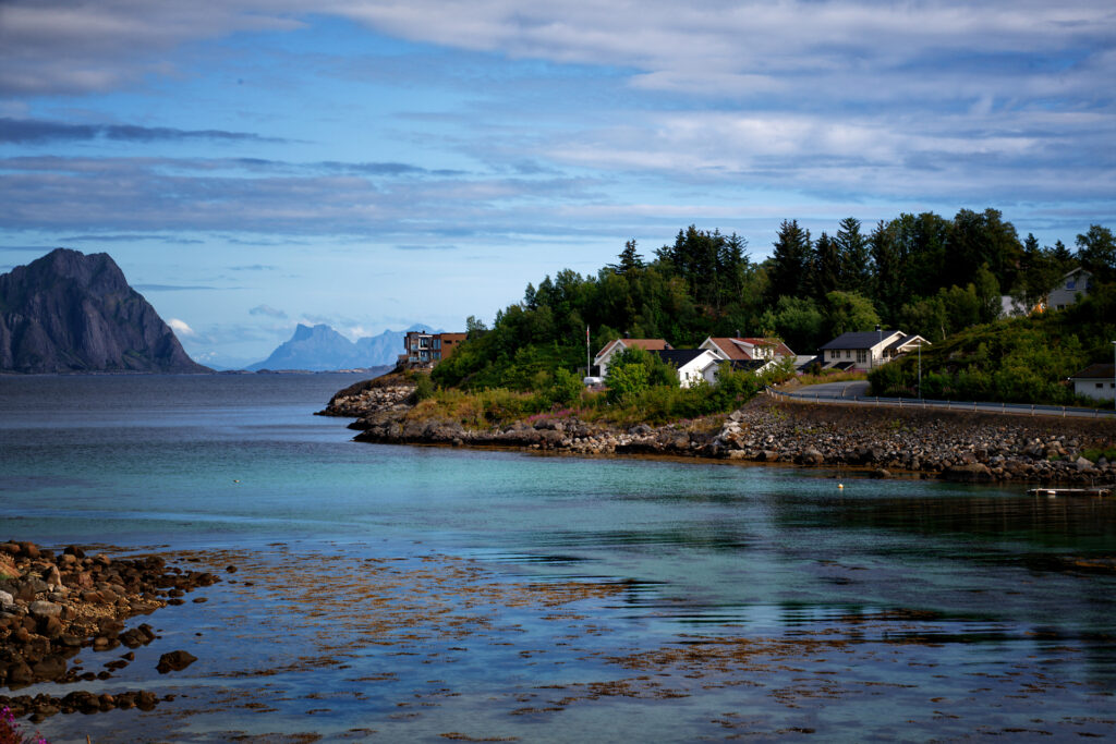 Tiefblaues Wasser auf den Lofoten