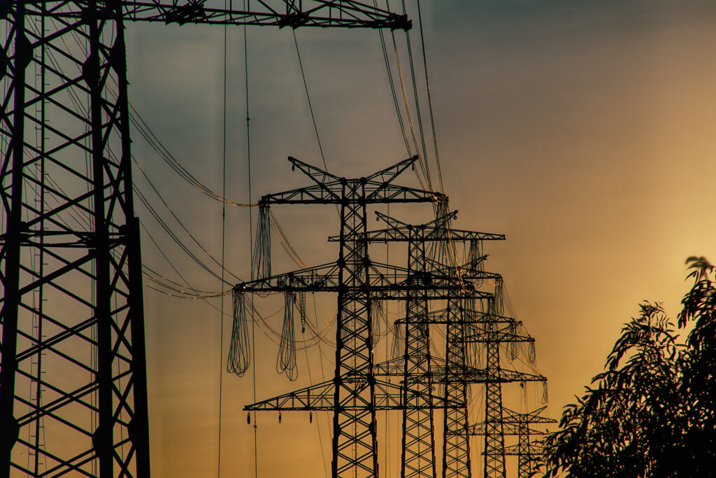 Gittermasten im Abendlicht