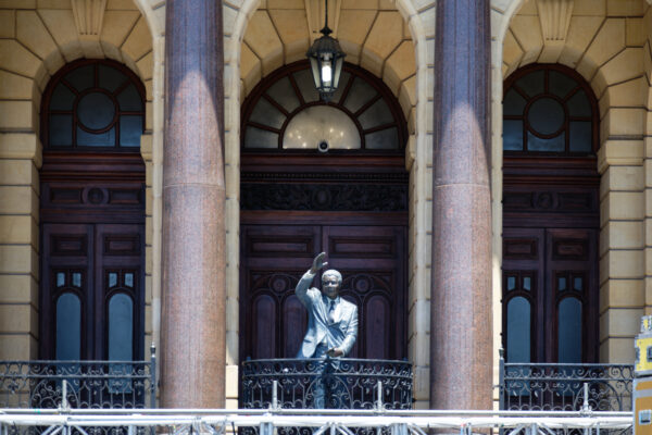 Statue von Nelson Mandela aauf dem Balkon der City Hall in Kapstadt