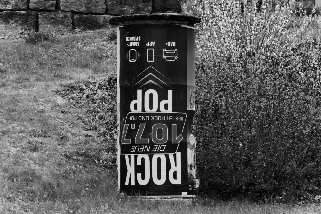 Litfasssäule mit kopfstehender Werbung