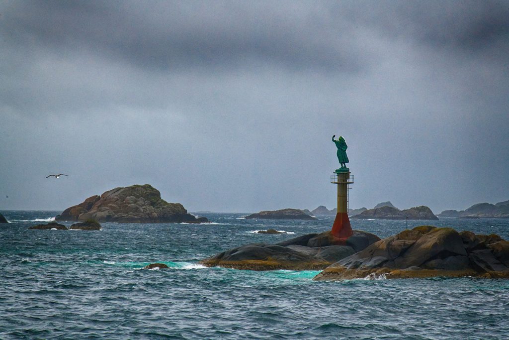 Bronzestatue „Fiskarkona“ von Per Ung