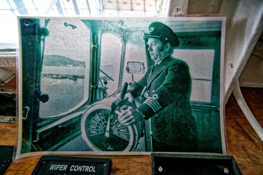 Foto eines Schiffskapitäns auf der Brücke der MS Finnmarken, Hurtigruten Museum, Stockmarknes