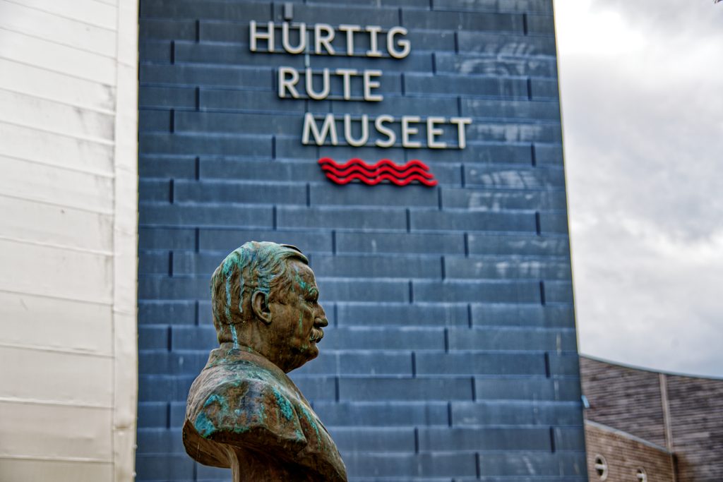 Büste von Kapitän Richard Wirth vor dem Hurtigruten Museum, Stockmarknes