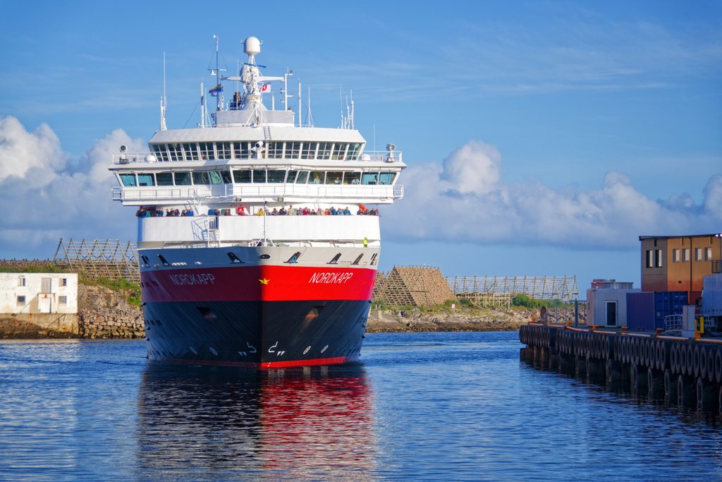 Hurtigurte Nordkapp im Hafen von Svolvær
