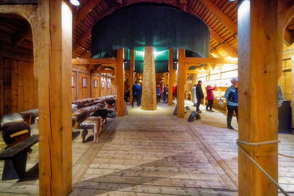 Wohnhalle mit stilisierter Weltenesche Yggdrasil im Viking Lofotrmuseum