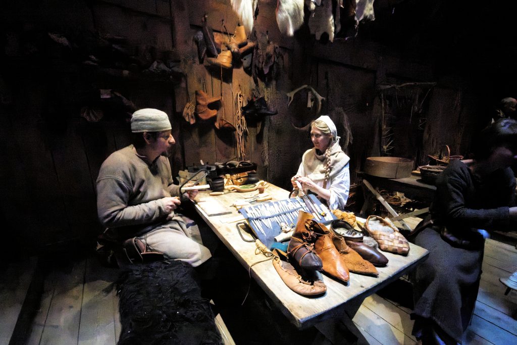 Demonstration des traditionellen Handwerks im Lofotr Wikinger-Museum, in Borg