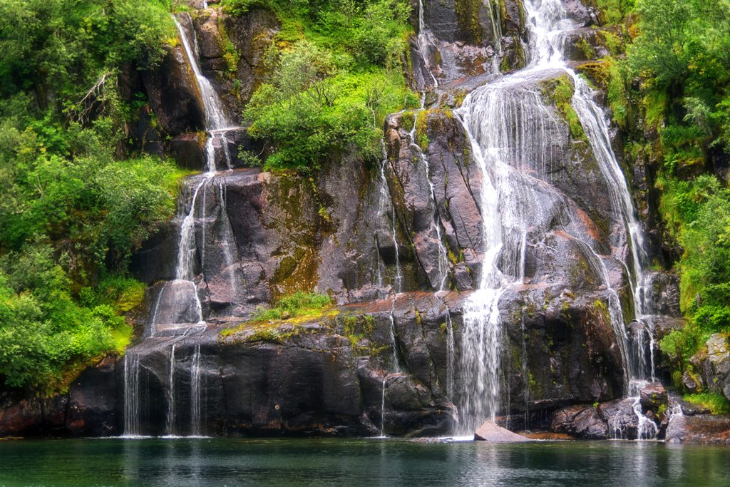Wasserfall im Trollfjord, Lofoten, Norwegen