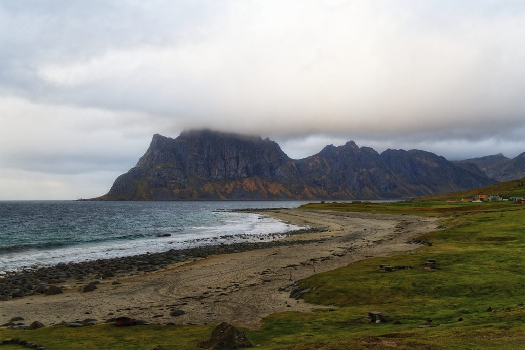 Uttakleiv-Strand mit Berg Veggen, Lofoten, Norwegen
