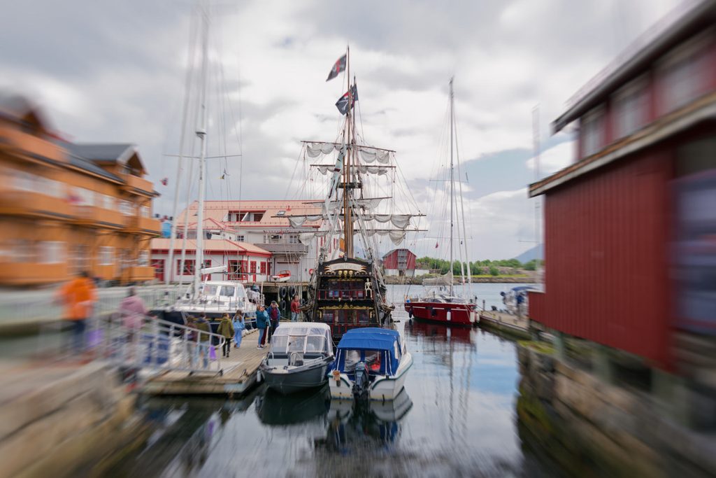 Piratenschiff im Hafen von Kabelvåg, Lofoten, Norwegen