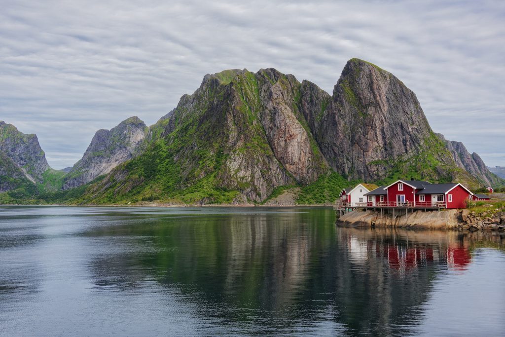 Hamnøy vor dem Bergmassiv Festhæltinden, Lofoten, Norwegen