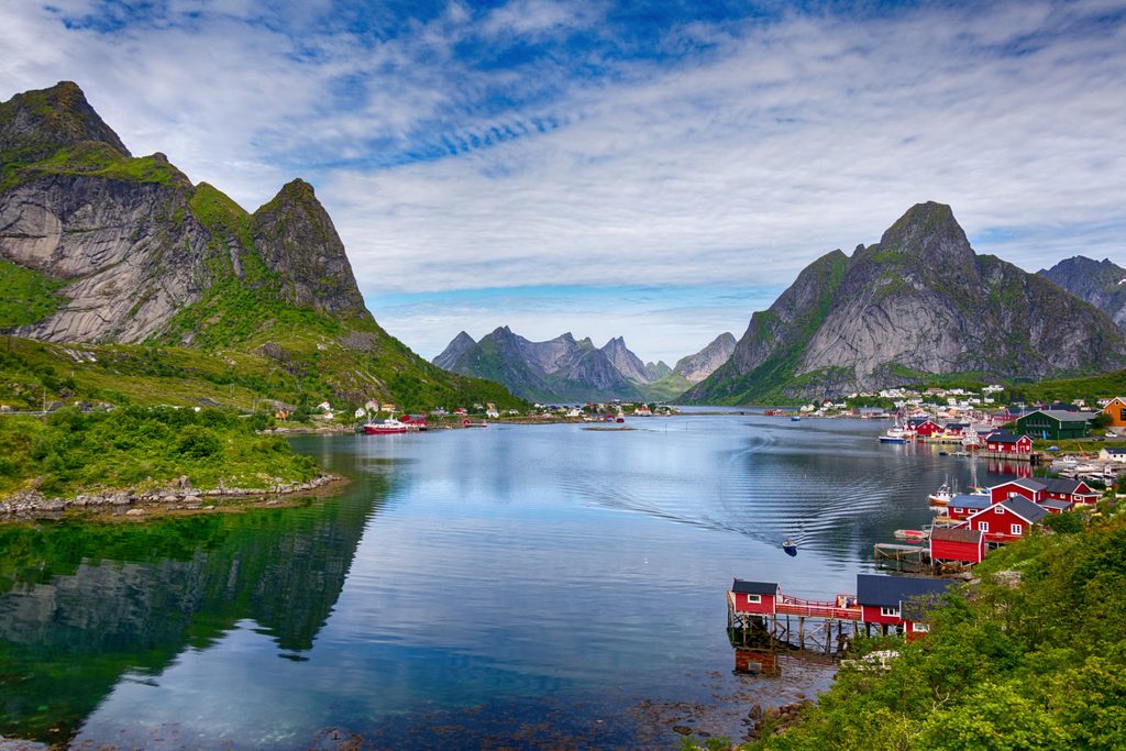 Reine vor den Bergen  Reinebringen, Klokktinden und Olstinden (von rechts), Lofoten, Norwegen