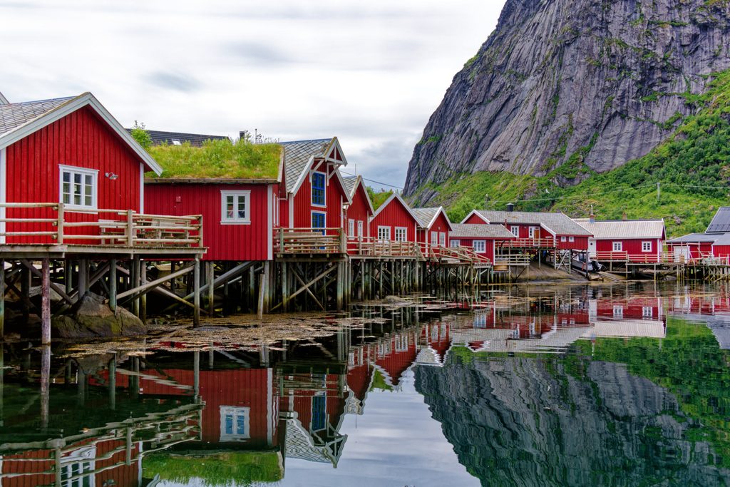 Rorbuer im Hafen vor dem Berg Reinebringen, Lofoten, Norwegen