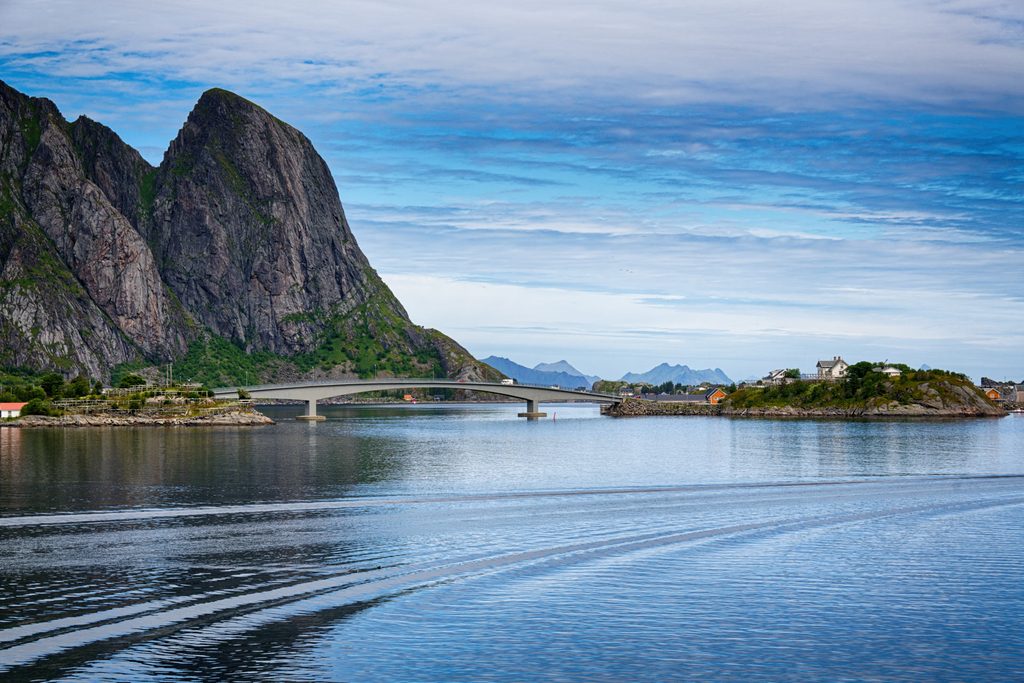 Hamnøybrua bei Reine, Lofoten, Norwegen