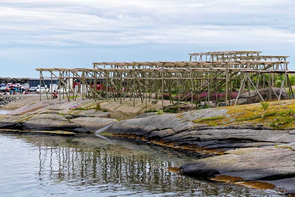 Trockengestelle am Reine IL Fußballplatz, Lofoten, Norwegen