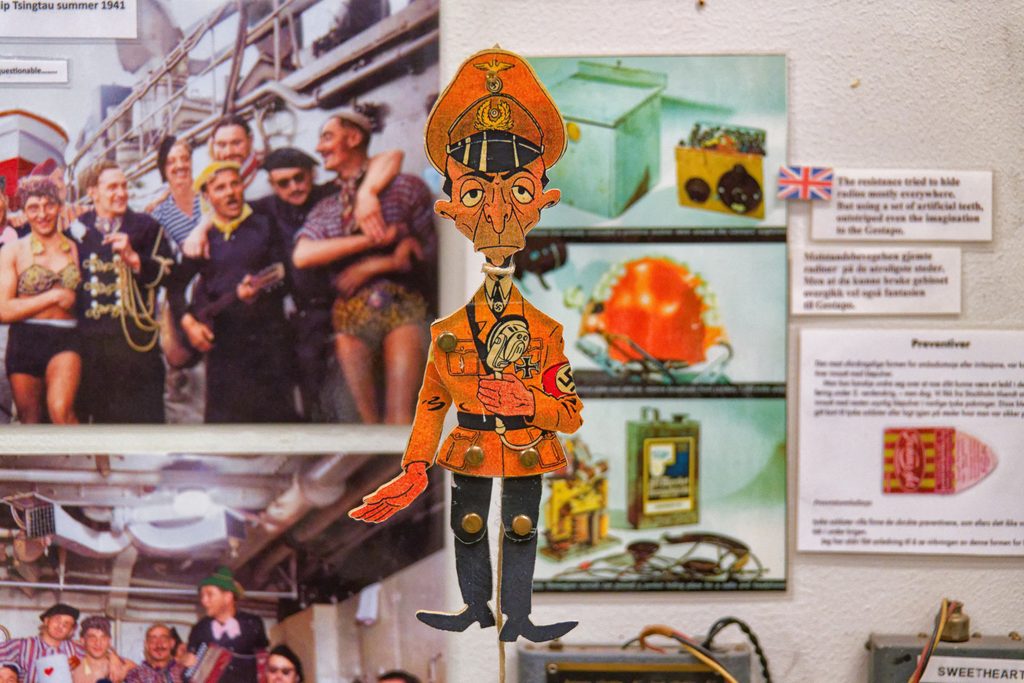 Hampelmann aus den 1940er-Jahren als anti-nationalsozialistische Propaganda, Kriegsmuseum Lofoten, Norwegen