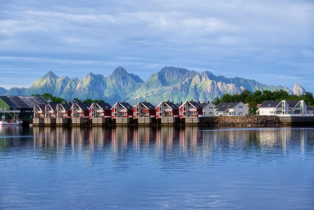 Rorbuer auf der Insel Svinøya, Svolvær, Lofoten, Norwegen