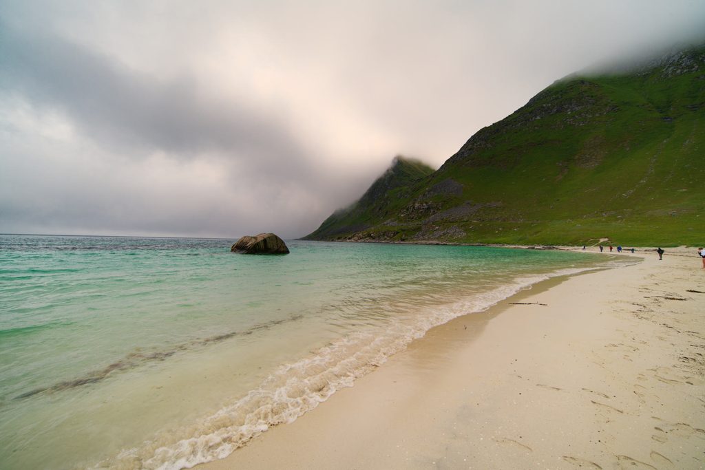 Hauklandstrand und Berg Mannen, Lofoten, Norwegen